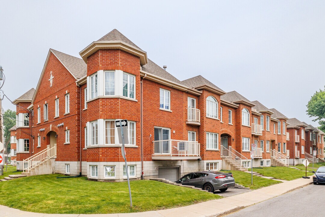 387 Ouimet Rue in St. Laurent, QC - Building Photo