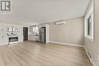 856 UNIVERSITY in Windsor, ON - Building Photo - Building Photo