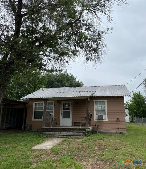 438 N Gohmert St in Yorktown, TX - Building Photo