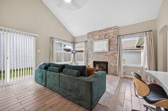 6635 Queensclub Dr in Houston, TX - Building Photo - Building Photo