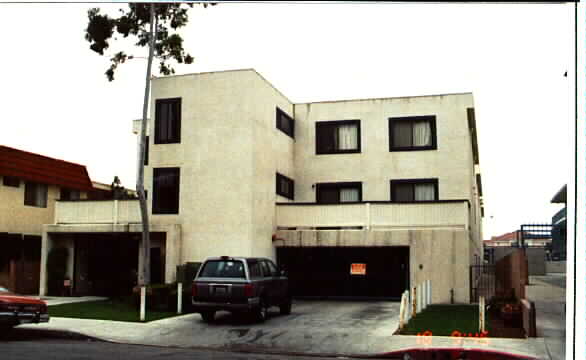 14025 Chadron Ave in Hawthorne, CA - Foto de edificio - Building Photo