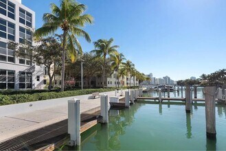 6101 Laguna Dr W in Miami Beach, FL - Foto de edificio - Building Photo