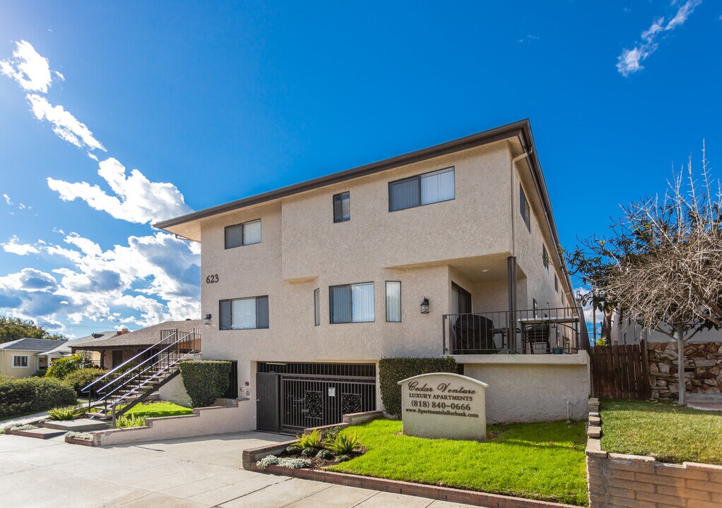 623 E Cedar Ave in Burbank, CA - Building Photo