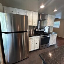 3901 Knollwood Dr, Unit B in Austin, TX - Building Photo - Building Photo