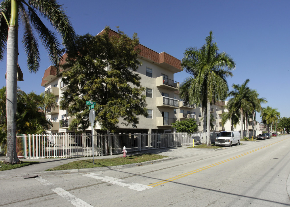 La Lisa Apartments in Hialeah, FL - Building Photo