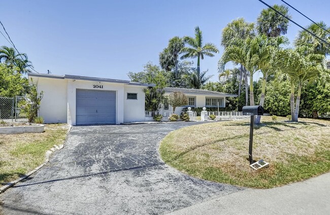 2041 Coral Reef Dr in Pompano Beach, FL - Foto de edificio - Building Photo