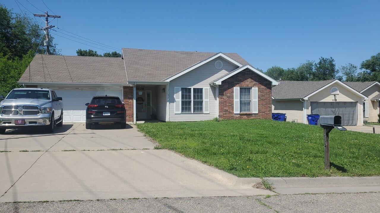 1124 Marshall Cir in Junction City, KS - Building Photo