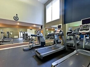 5530 Owensmouth Ave, Unit 113 in Woodland Hills, CA - Building Photo - Building Photo