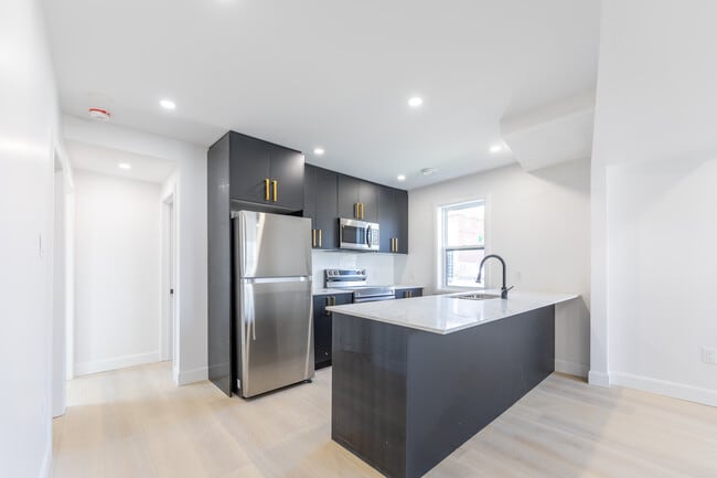 Mad Mill Apartments in Kitchener, ON - Building Photo - Building Photo