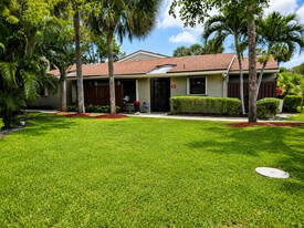51 Meadows Dr in Boynton Beach, FL - Building Photo