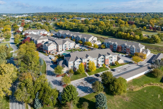 Peony Village Apartments in Omaha, NE - Foto de edificio - Building Photo