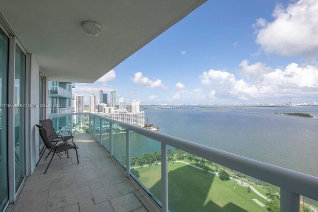 1800 N Bayshore Dr in Miami, FL - Foto de edificio - Building Photo