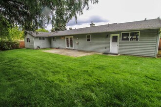 14204 82nd Ave NE in Kirkland, WA - Building Photo - Building Photo