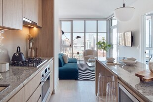 353 W Grand Ave in Chicago, IL - Building Photo