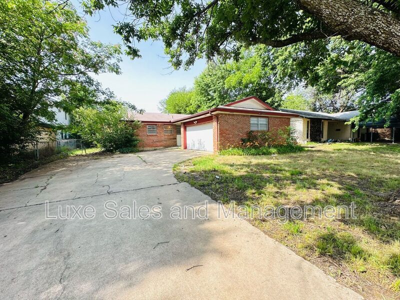 4313 Epperly Dr in Del City, OK - Building Photo