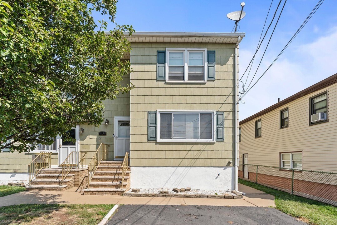 10 Blanche St in Secaucus, NJ - Building Photo