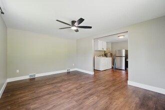 1492 Clay Pike in Irwin, PA - Building Photo - Building Photo