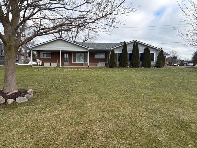 504 Burgess Dr in White Lake, MI - Foto de edificio - Building Photo