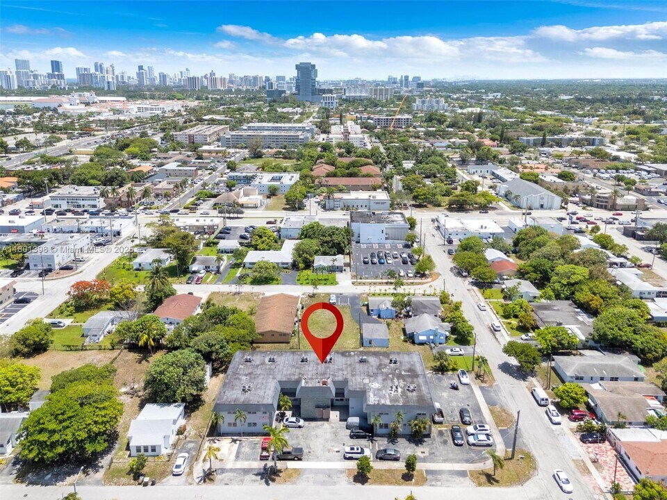 300 NE 1st Ct in Hallandale Beach, FL - Building Photo