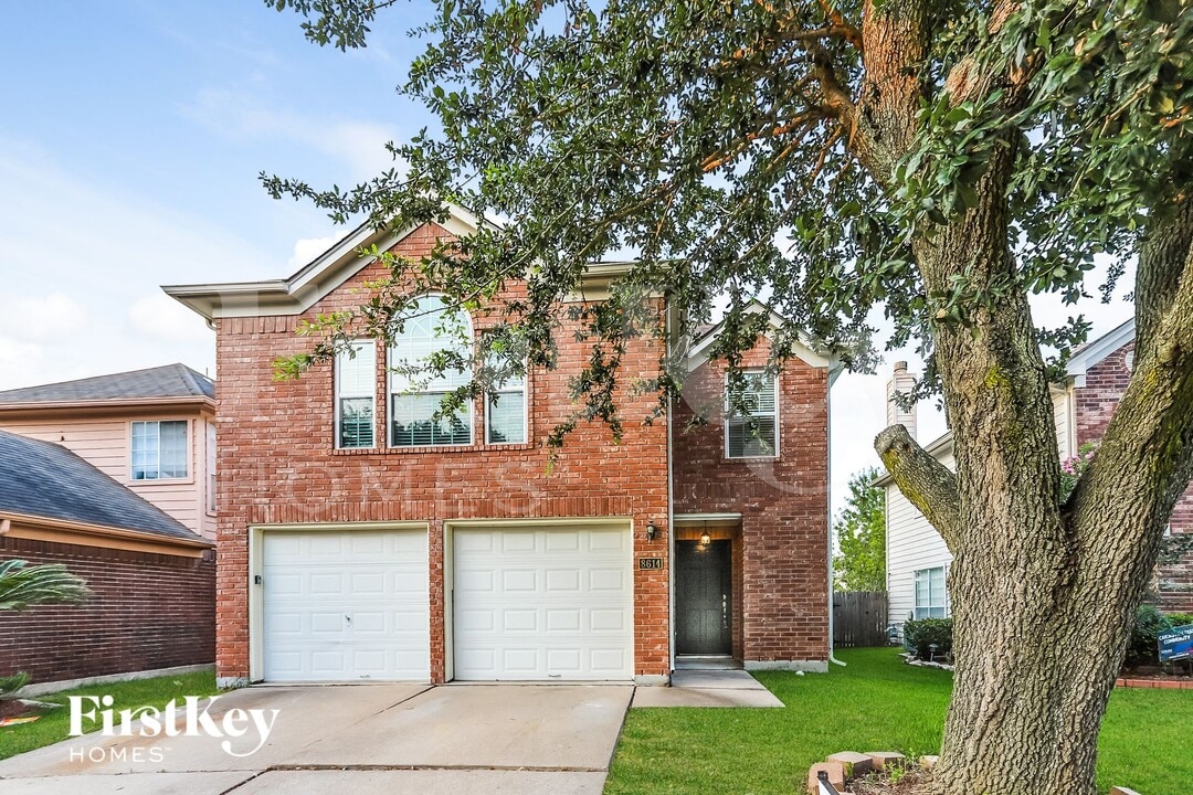 8614 E Rachlin Cir in Houston, TX - Building Photo