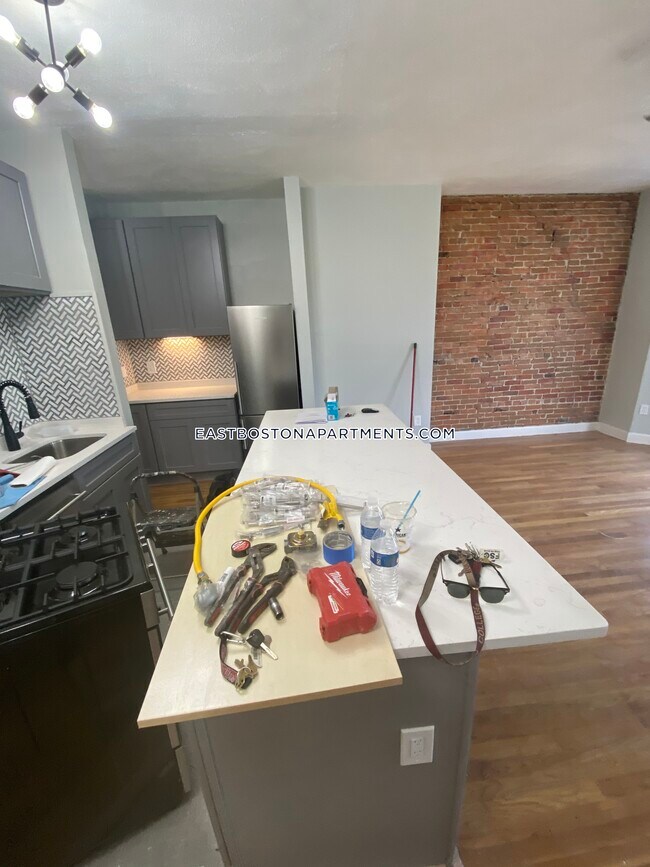 120 London St-Unit -3 in Boston, MA - Building Photo - Building Photo