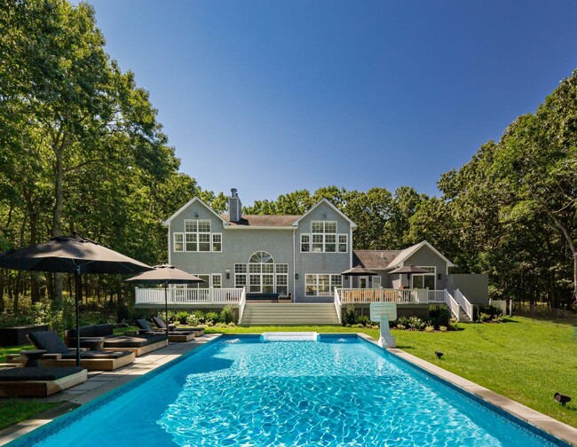 property at 528 Wainscott NW Rd