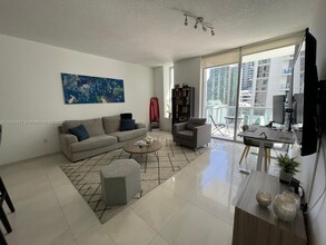 1050 Brickell Ave, Unit 1510 in Miami, FL - Building Photo - Building Photo