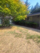 811 43rd Ave SW, Unit D in Puyallup, WA - Foto de edificio - Building Photo