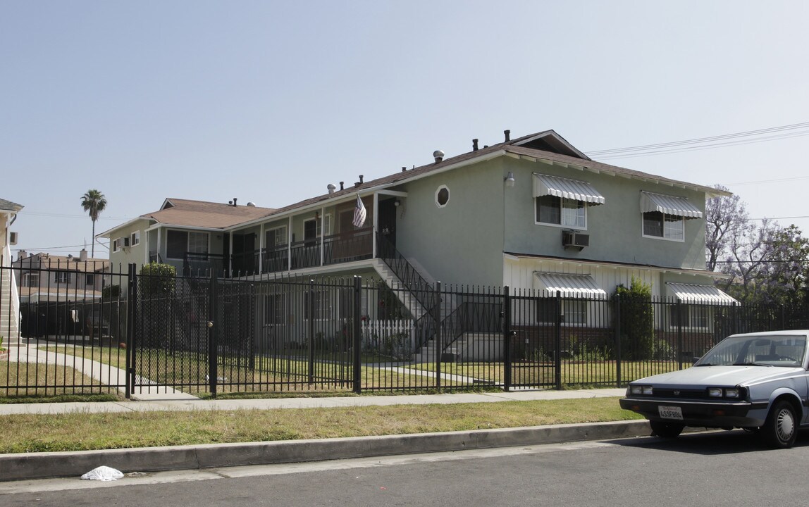 11535 Sylvan St in North Hollywood, CA - Foto de edificio