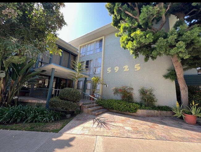 Fox Hills Apartments in Culver City, CA - Foto de edificio - Building Photo