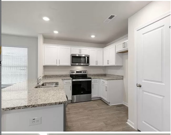 106 March Crk Dr in Fuquay Varina, NC - Building Photo - Building Photo