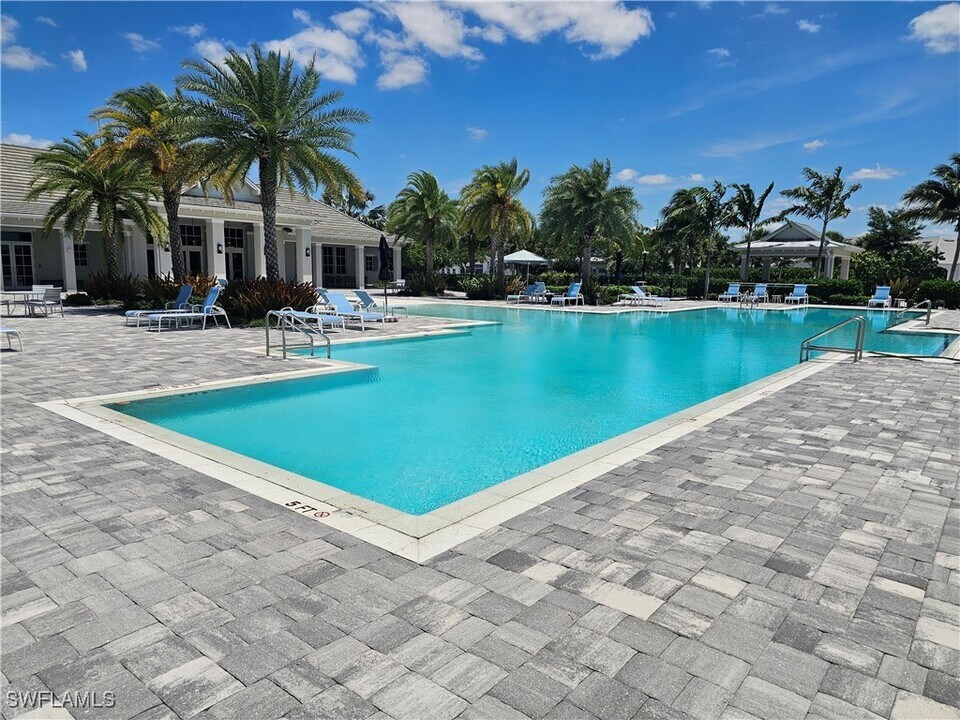 9022 Redonda Dr in Naples, FL - Building Photo