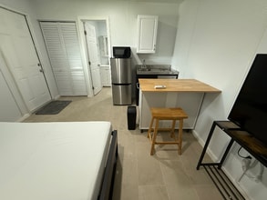 231 W 41st St in Hialeah, FL - Building Photo - Building Photo