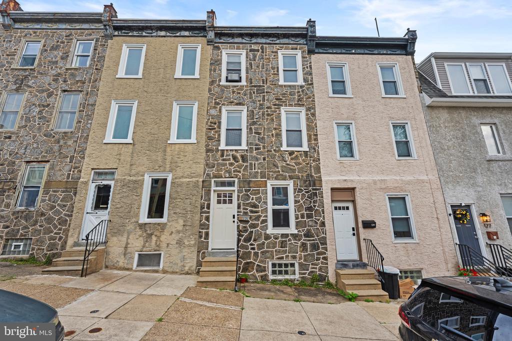 131 Vassar St in Philadelphia, PA - Building Photo