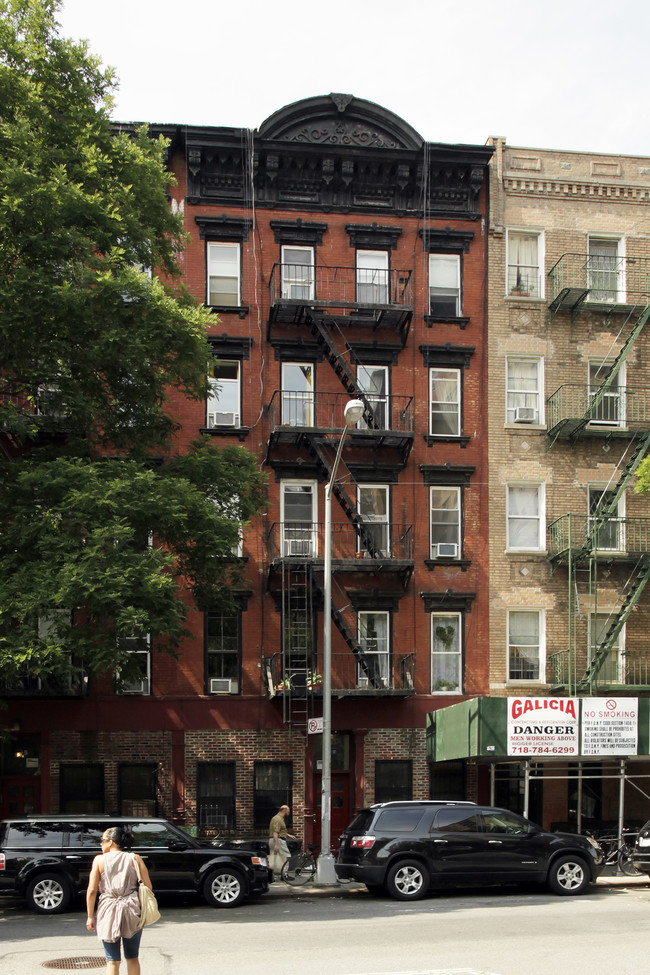 107 E 2nd St in New York, NY - Foto de edificio - Building Photo