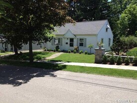 15 Maple St in Pittsford, NY - Building Photo