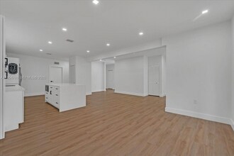 1733 NW 16th St in Miami, FL - Building Photo - Building Photo