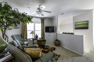 Tuckaway at Shawnee in Shawnee, KS - Foto de edificio - Interior Photo