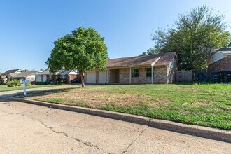 116 S Bouziden Dr in Moore, OK - Building Photo - Building Photo