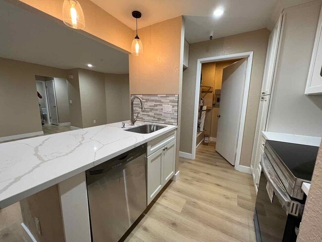 3183 Wayside Plz, Unit 201 in Walnut Creek, CA - Building Photo - Building Photo