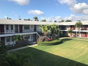 1050 Atlantic Shores Blvd in Hallandale Beach, FL - Building Photo - Building Photo