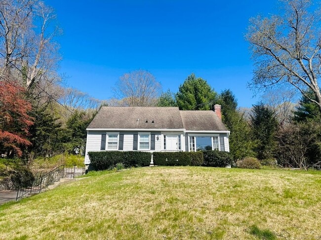 37 Weed St in New Canaan, CT - Building Photo - Building Photo