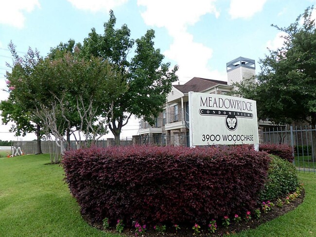 3900 Woodchase Dr