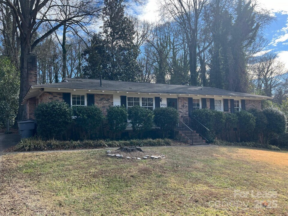 5531 Farmbrook Dr in Charlotte, NC - Building Photo