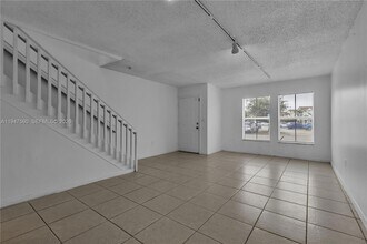 9193 Fontainebleau Blvd, Unit 216 S Olympia St Unit C in Miami, FL - Building Photo - Building Photo
