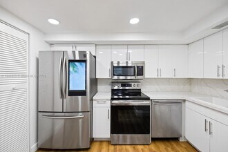 1440 Brickell Bay Dr in Miami, FL - Building Photo - Building Photo