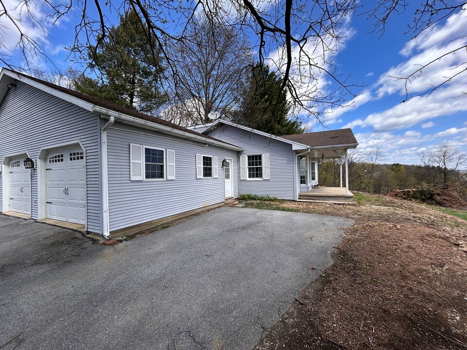 235 Reifsnyder Rd in Lititz, PA - Building Photo