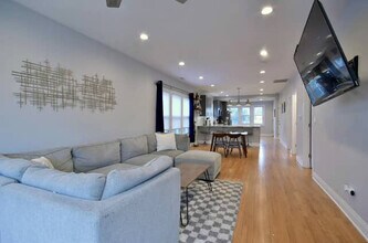 5713 W Ainslie St, Unit 2 in Chicago, IL - Foto de edificio - Building Photo