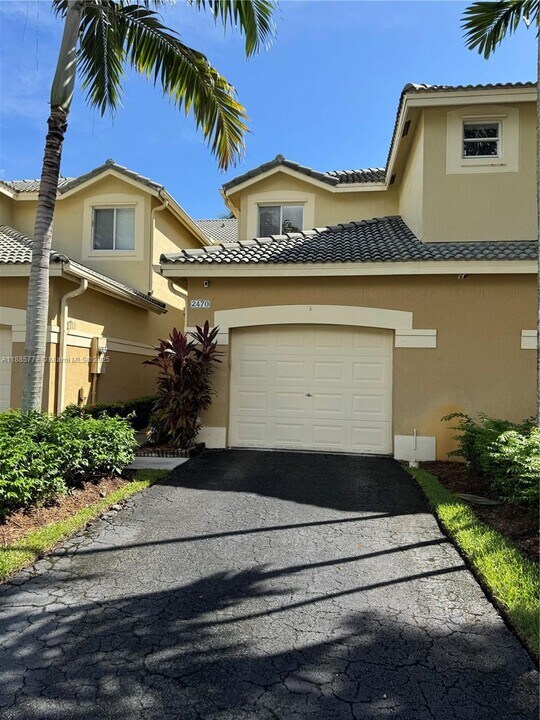 2470 Cordoba Bend in Weston, FL - Building Photo