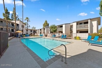 2222 W Beardsley Rd, Unit 2 in Phoenix, AZ - Foto de edificio - Building Photo